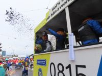 248 Basler Fasnacht - Cortège - Räppeli fliegen von den Wagen