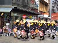 383 Basler Fasnacht - Gässele - Die Fasnächtler ziehen durch die Stadt