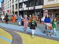 386 Basler Fasnacht - Gässele - Die Fasnächtler und vor allem die Kinder ziehen durch die Stadt