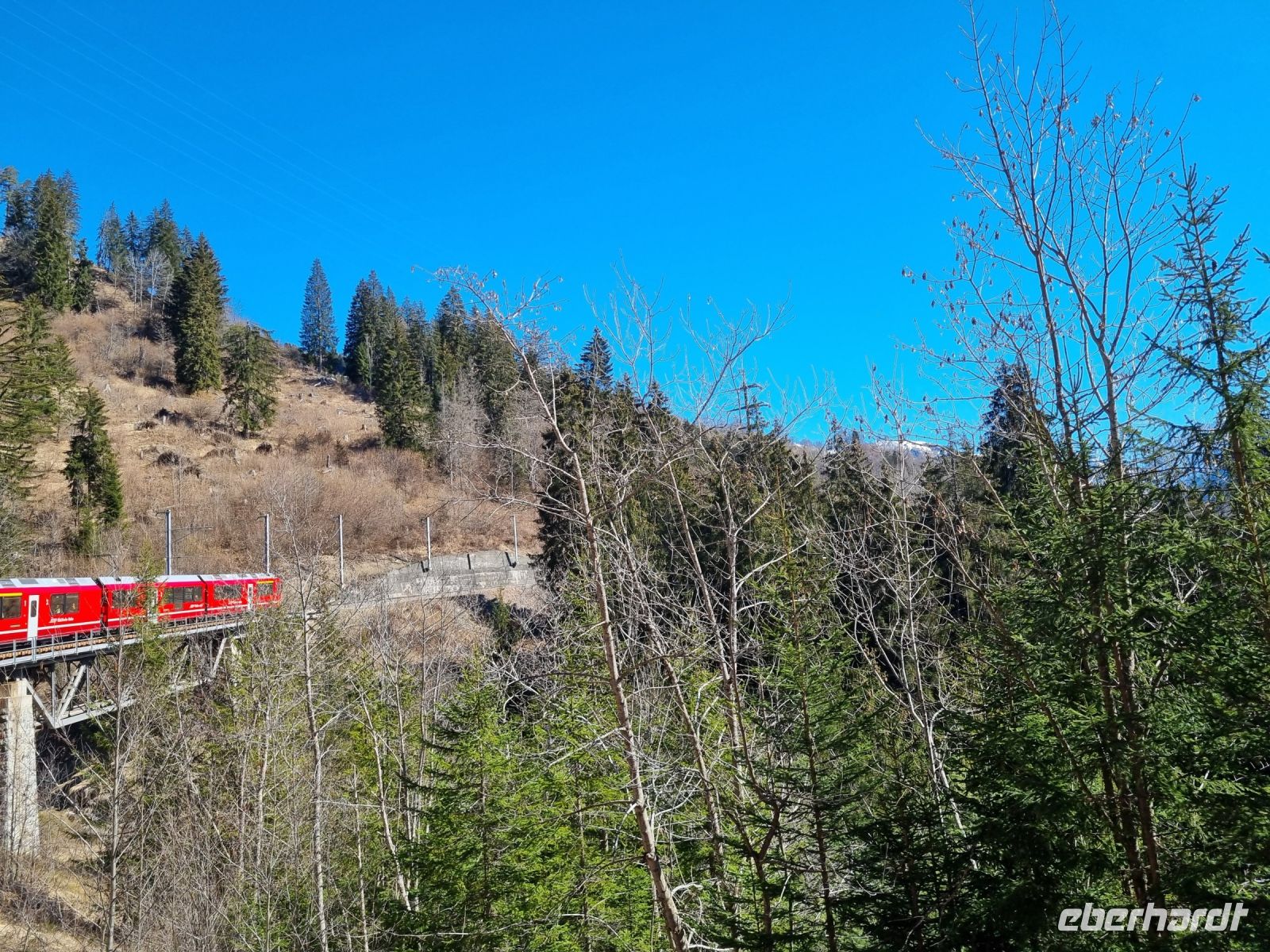 Fahrt mit der Arosa-Bahn durch das Schanfigg...