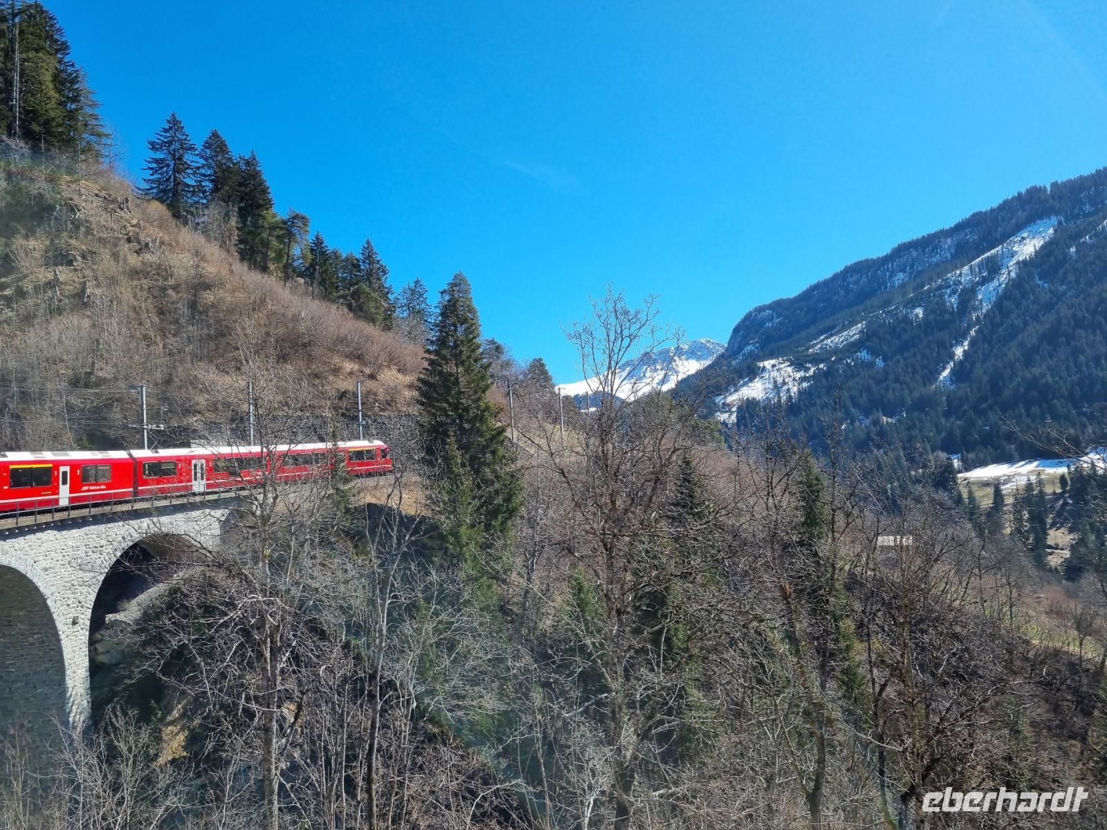 Fahrt mit der Arosa-Bahn durch das Schanfigg...