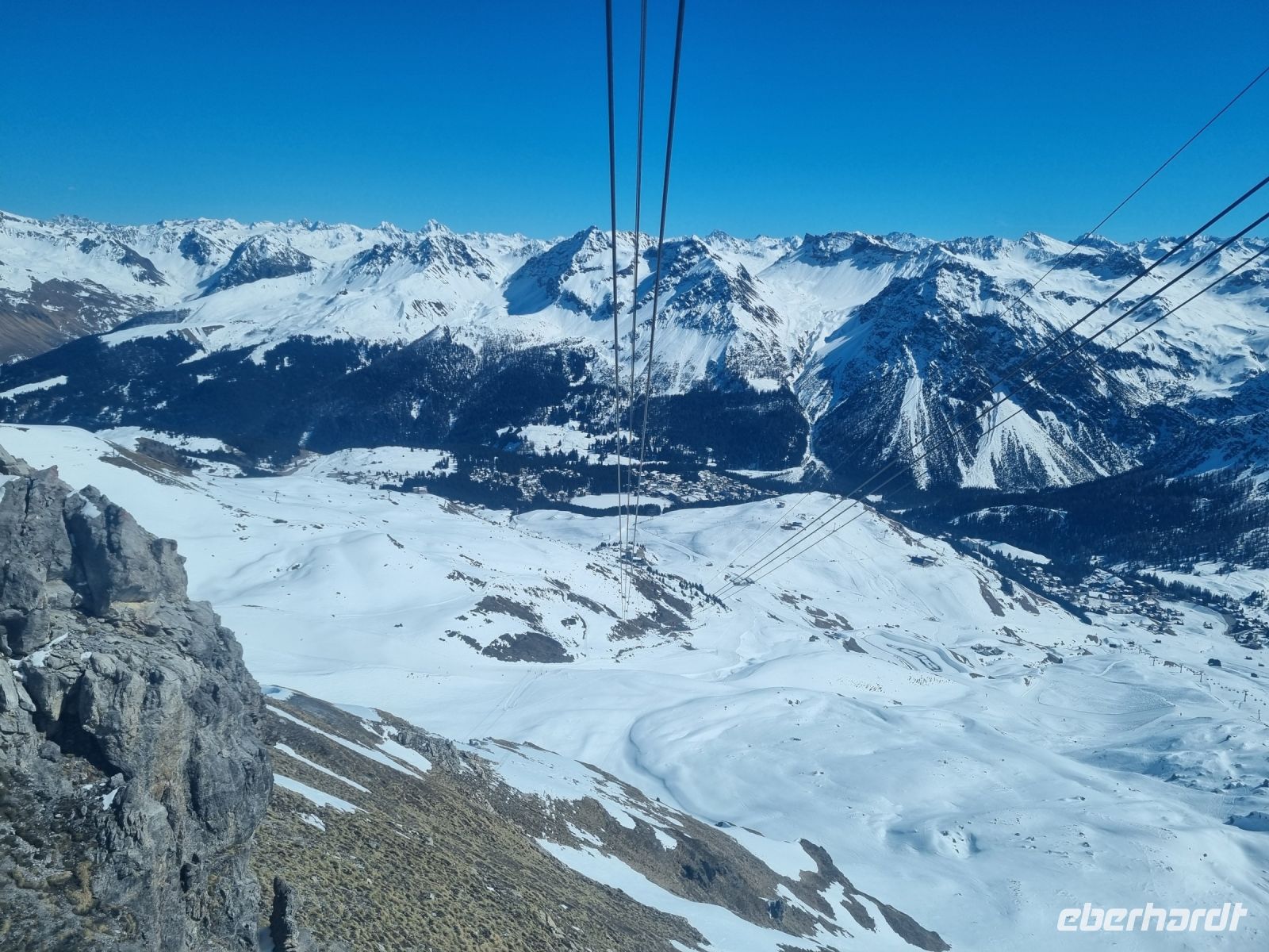 Blick von der Bergstation Weisshorn zur Mittelstation der Luftseilbahn