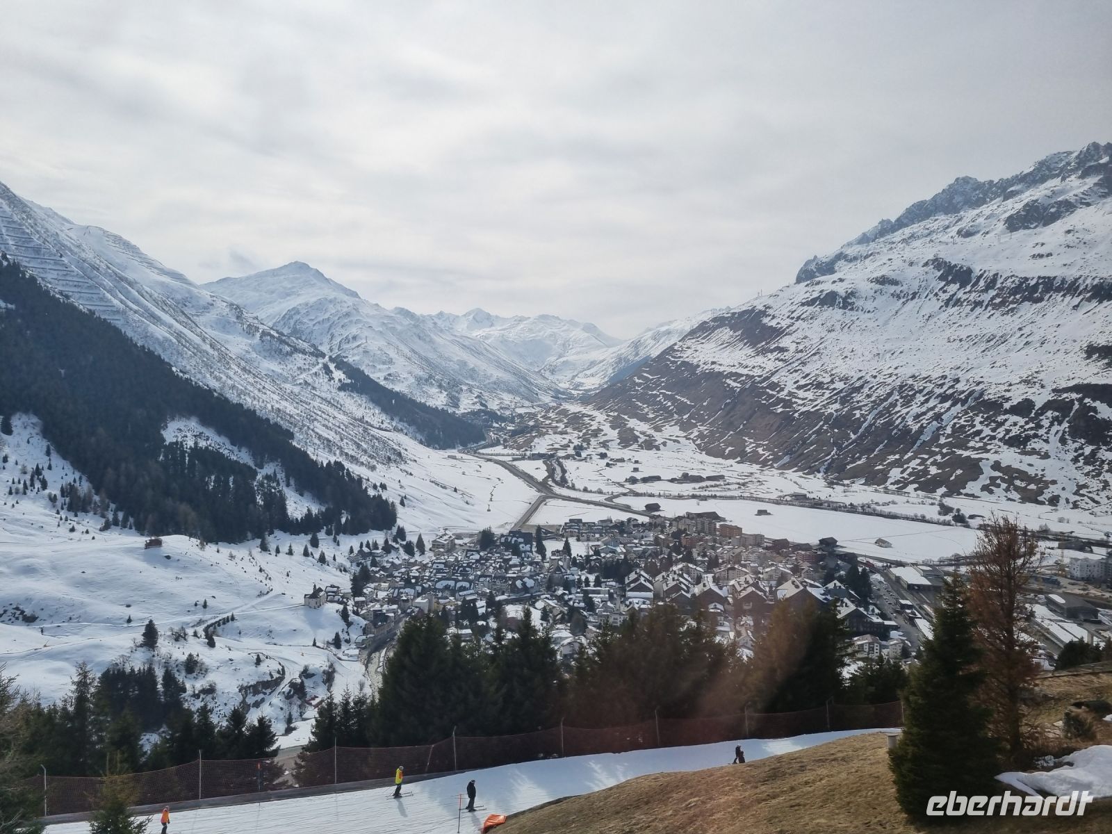 Fahrt mit dem Glacier-Express - Blick auf Andermatt 