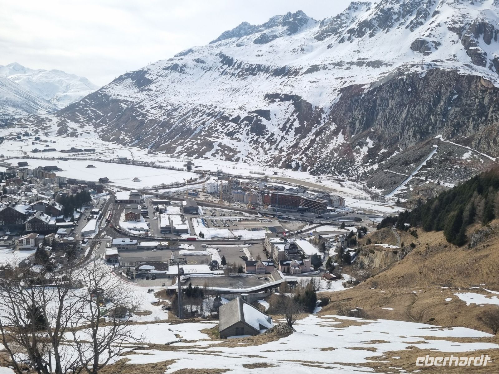 Fahrt mit dem Glacier-Express - Blick auf Andermatt 