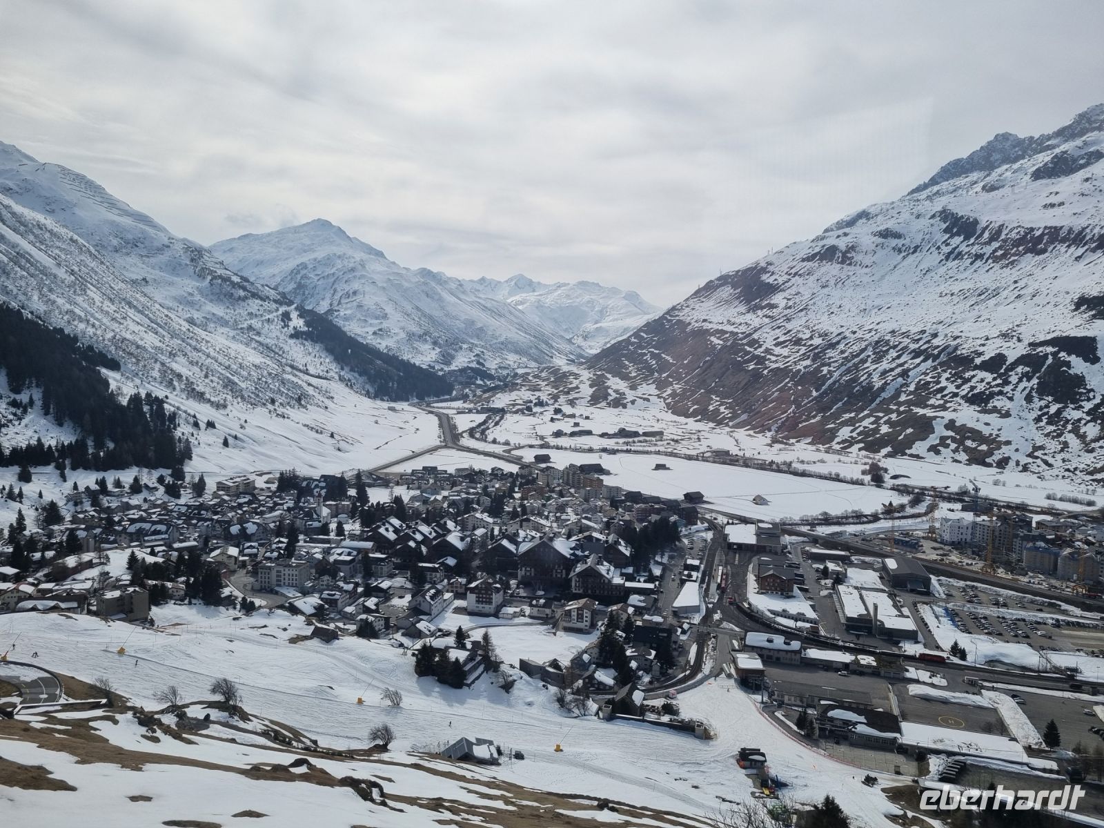 Fahrt mit dem Glacier-Express - Blick auf Andermatt 