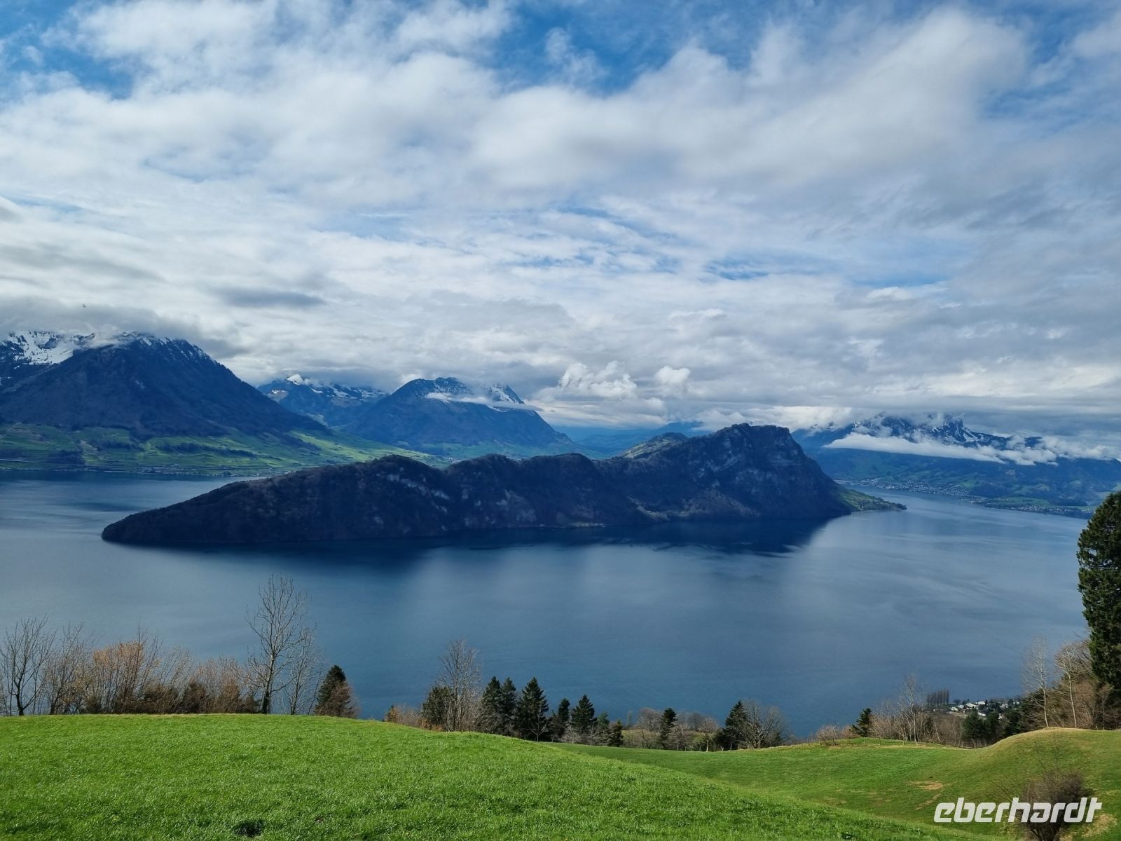 Fahrt mit der Rigi-Dampfbahn von Vitznau nach Rigi-Kulm (Vierwaldstättersee mit Bürgenstock)