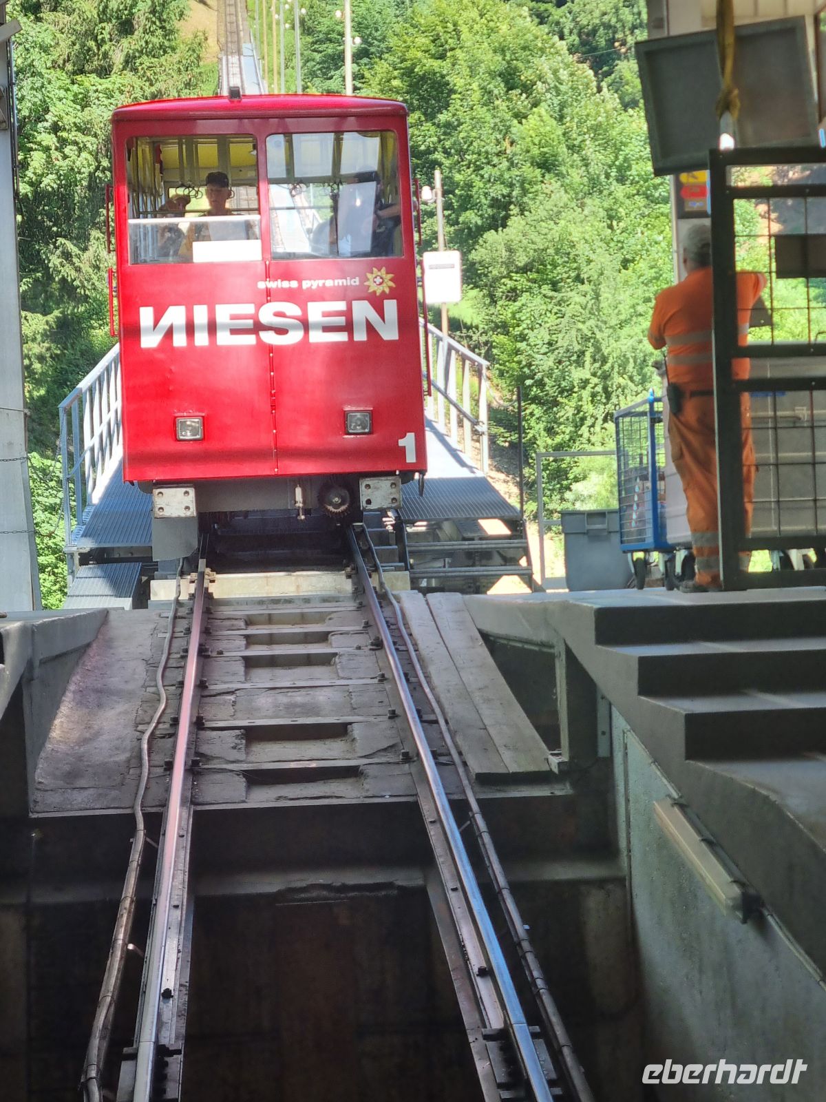 Fahrt mit der Standseilbahn auf den Niesen...