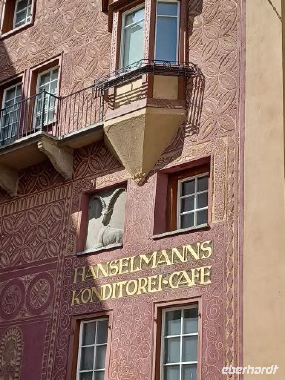 St. Moritz - Fassadengestaltung: gefärbter Aufputz mit Sgraffitotechnik