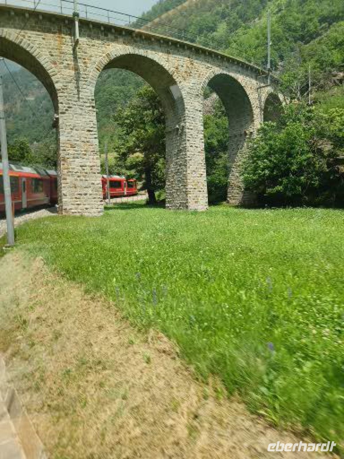 Das Kreisviadukt mit der Ausfahrt des Bernina Express