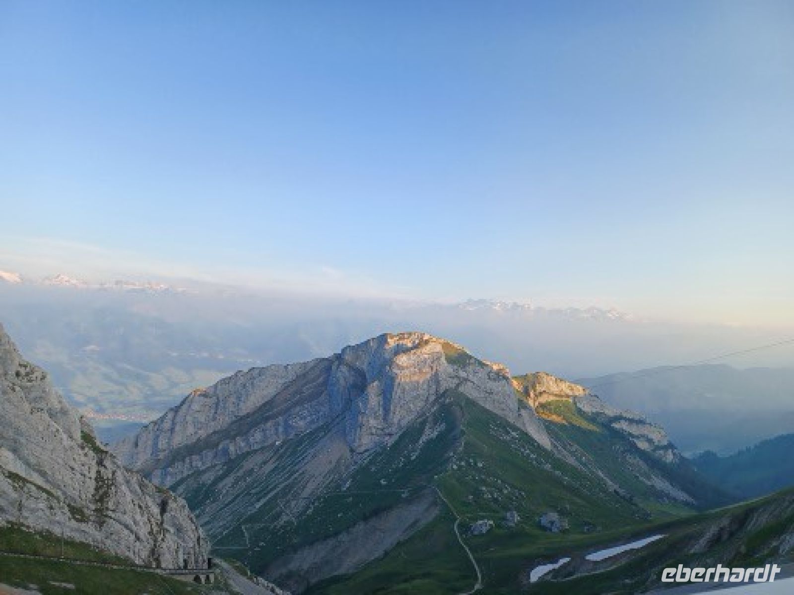 Blick vom Pilatus - die Sonne schwenkt über die Bergspitzen 
