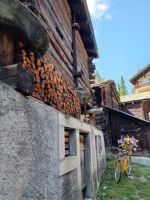 Ein Aufbau aus Stein u. Holz, unbearbeitet, naturbelassen