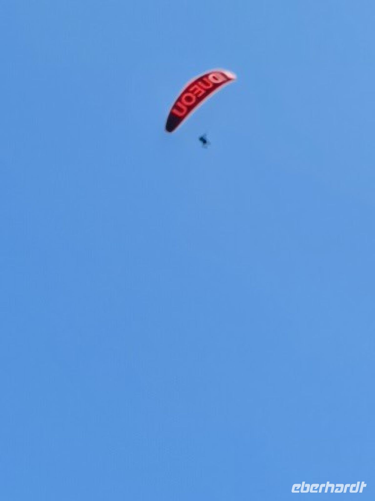 Am Himmel über Zermatt fliegen sie über den Balkon