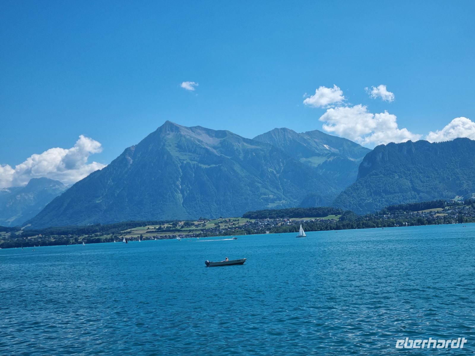 Schifffahrt auf dem Thunersee - Blick zum Niesen