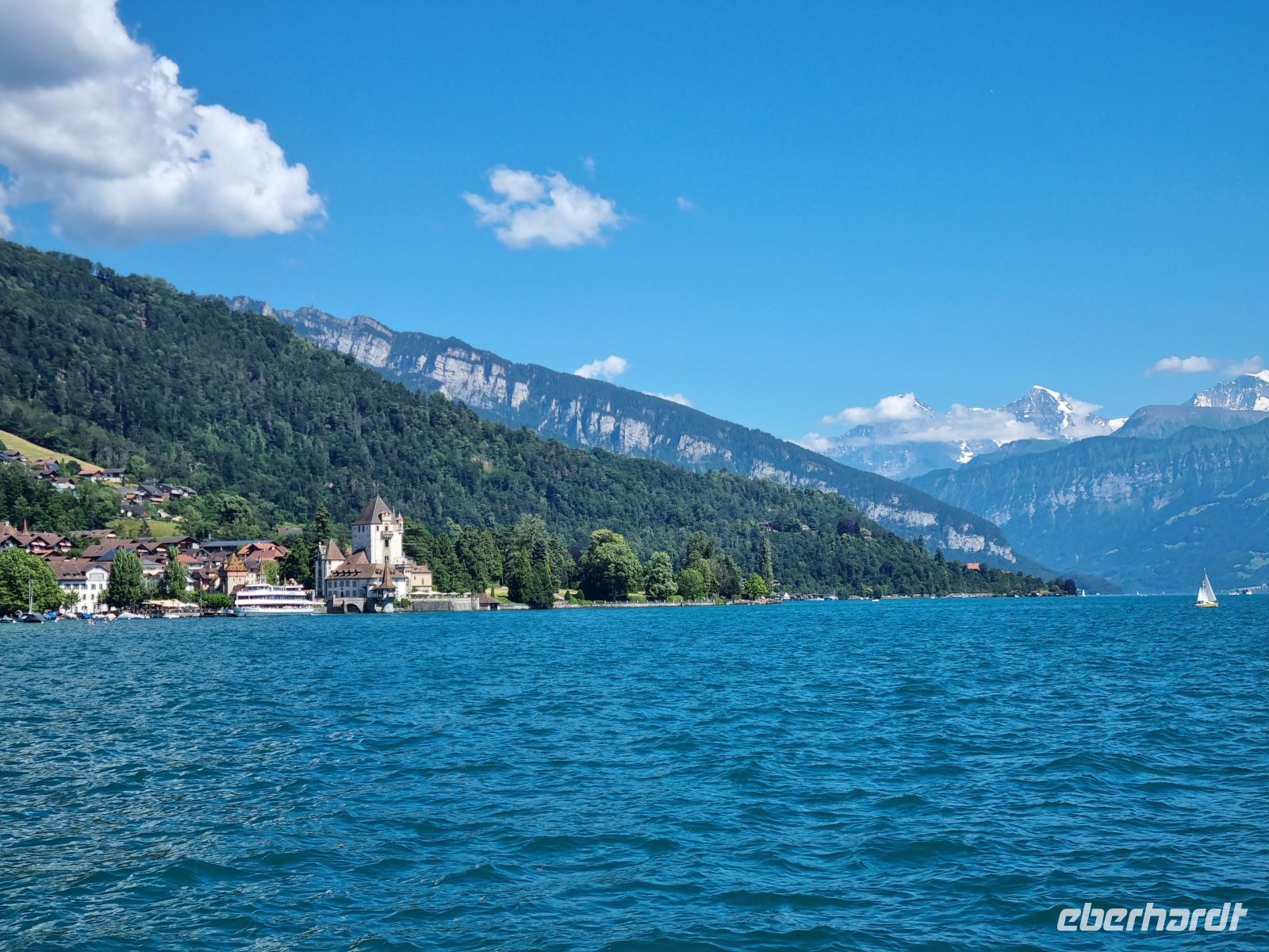 Schifffahrt auf dem Thunersee - Schloss Oberhofen (mit Eiger, Mönch und Jungfrau)