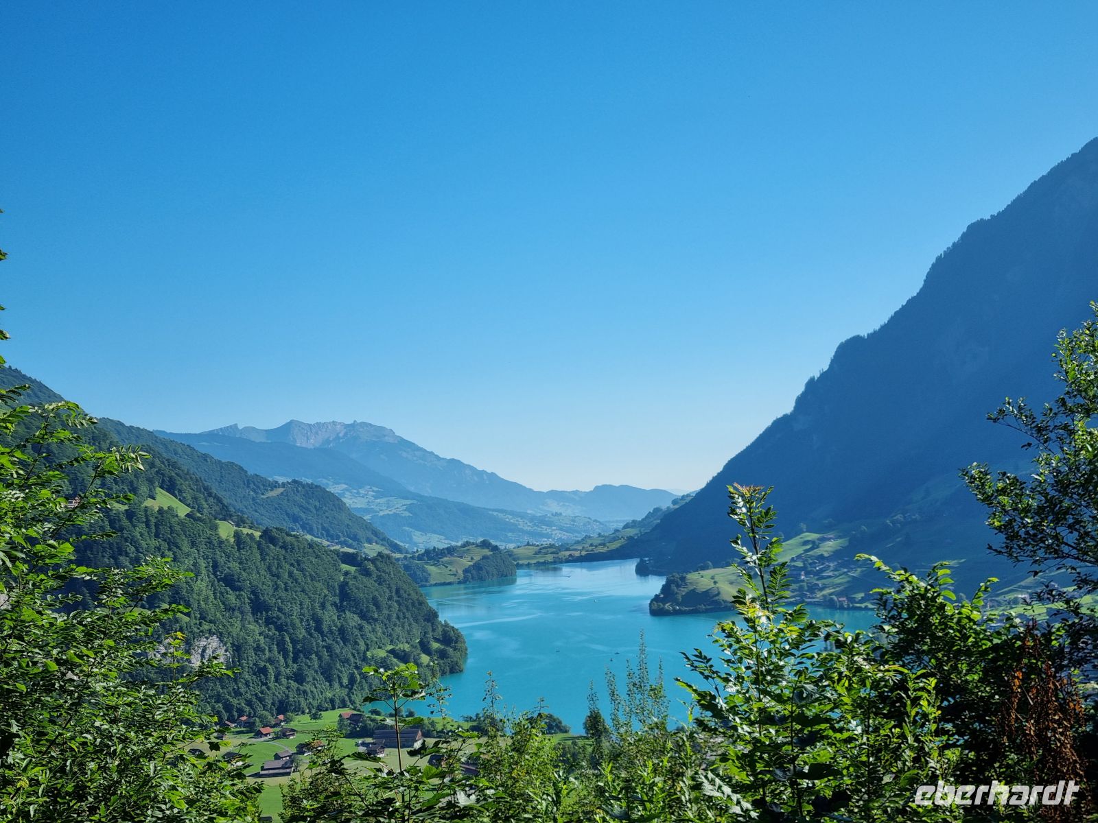 Blick auf den Lungernsee mit dem Pilatus im Hintergrund 