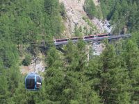 304 Zermatt - Wanderung von Furi nach Zermatt - Blick zur Gornergratbahn und zum Matterhorn Express