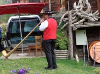 Alphornbläser auf Alp Furi, Zermatt, Schweiz