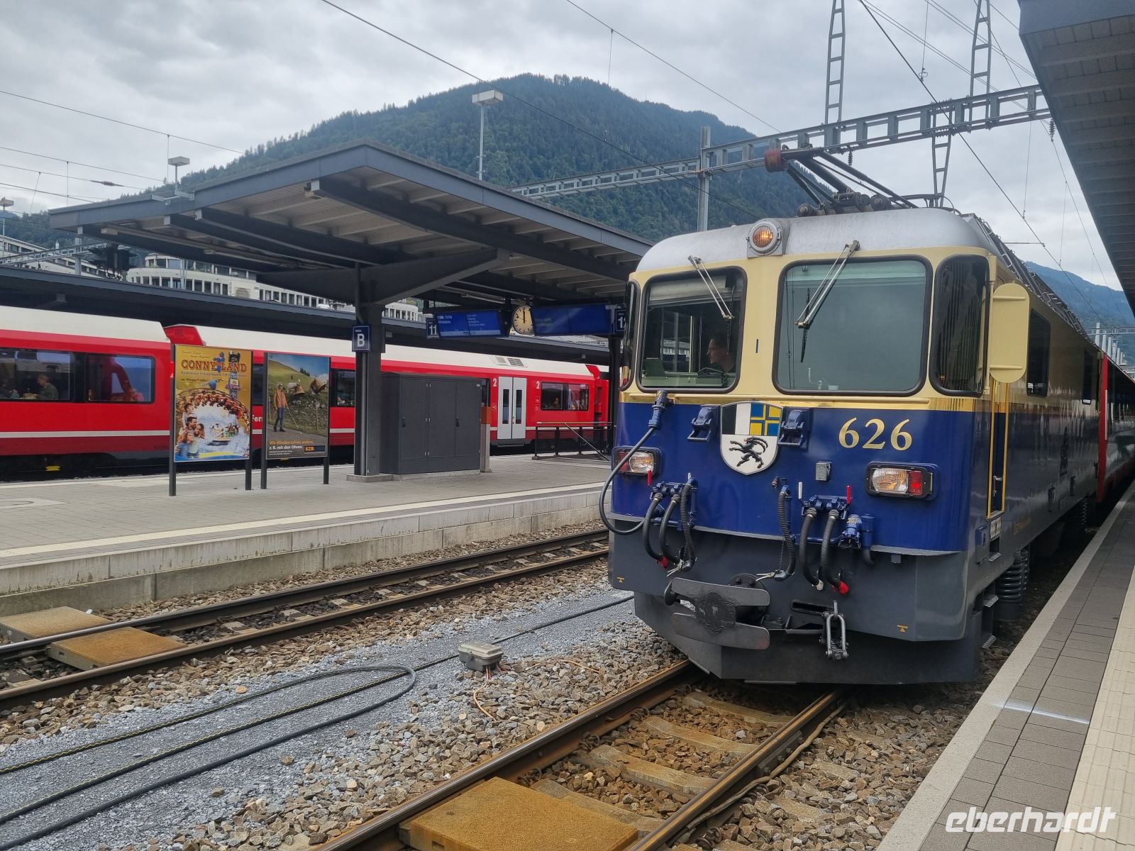 Fahrt mit dem Glacier-Express (Lok in Chur)