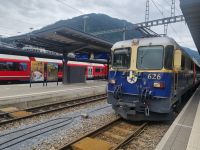 Fahrt mit dem Glacier-Express (Lok in Chur)