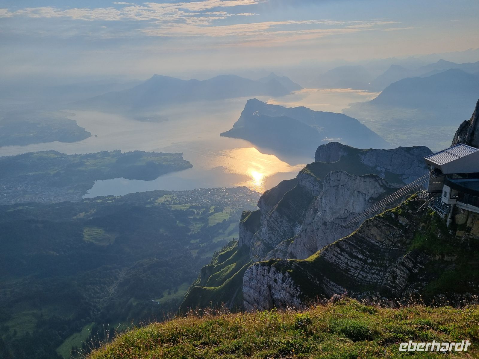 Morgenstimmung auf dem Pilatus-Kulm... (Blick vom Gipfel 