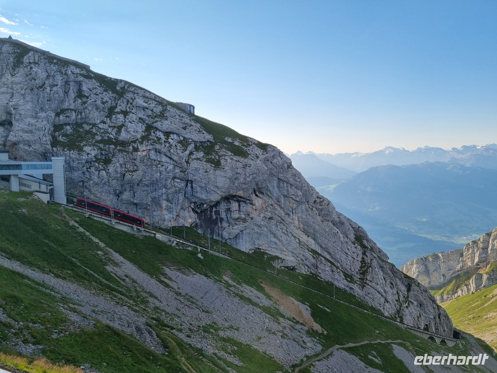 Morgenstimmung auf dem Pilatus-Kulm... (Zahnradbahn)