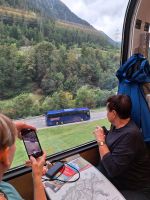 052 Ausflug mit dem Bernina Express - unser Bus fährt parallel zum Zug im Val di Poschavio