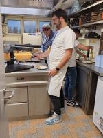 289 Zermatt - Raclette-Abend - der Käse wird geschmolzen und auf die Teller gestrichen