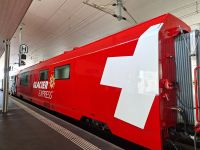 173 Fahrt mit dem Glacier Express - Zug im Bahnhof Disentis