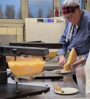 288 Zermatt - Raclette-Abend - der Käse wird geschmolzen und auf die Teller gestrichen