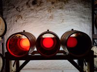 068 Silvester Berner Oberland - Besuch der Brauerei und Destellerie Rugenbräu - Die Whisky-Destillerie - Fässer mit Whisky nach unterschiedlichen Lagerzeiten