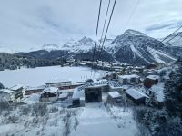 Arosa - Fahrt mit der Arosa-Bahn von der Mittelstation nach Arosa...