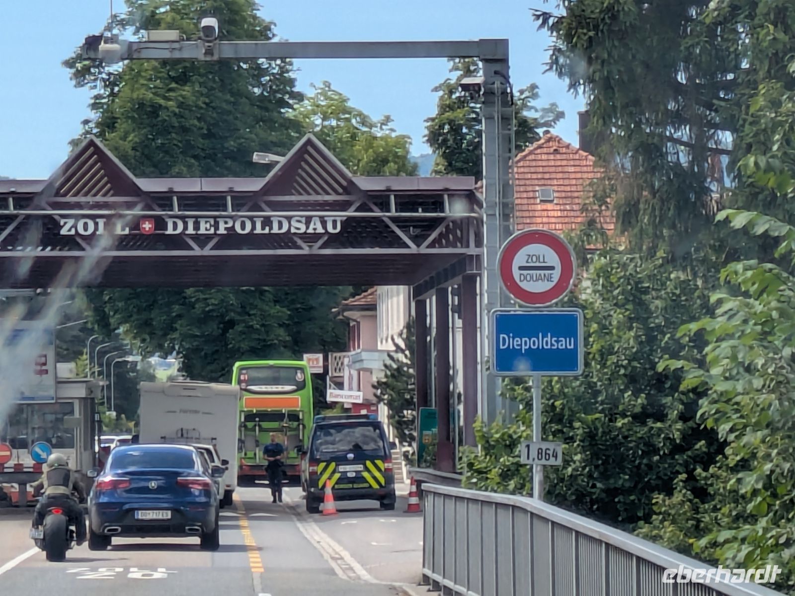 Etwa 15 Uhr an der Grenze zur Schweiz &ndash; &copy;  (Eberhardt TRAVEL)