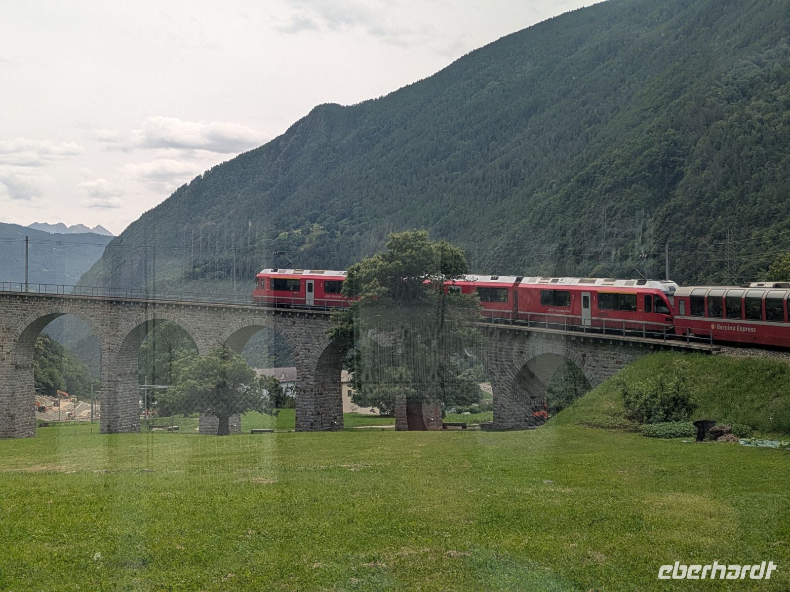 Fahrt über das berühmte Kreisviadukt in Brusio &ndash; &copy;  (Eberhardt TRAVEL)