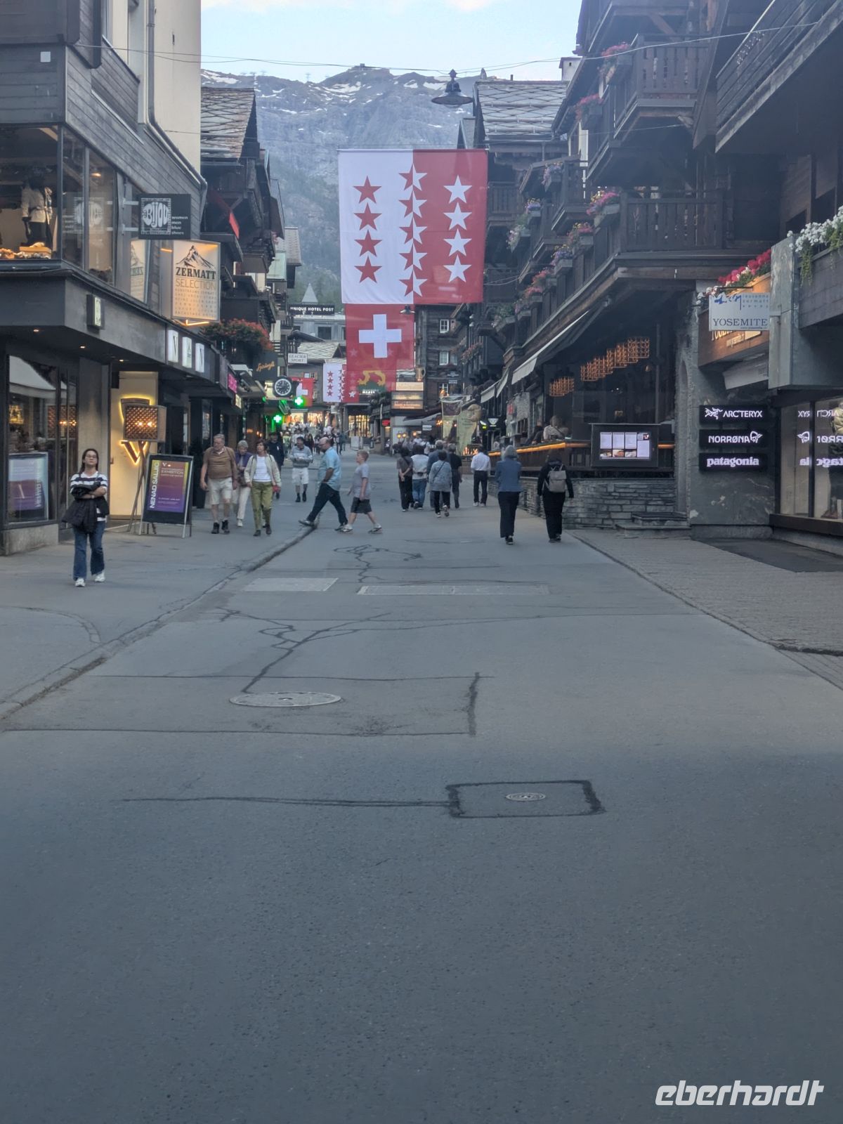 Straßenbild von Zermatt &ndash; &copy;  (Eberhardt TRAVEL)