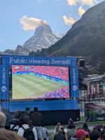 Public Viewing mit Matterhorn im Hintergrund &ndash; &copy; Günter Thomas Menzel (Eberhardt TRAVEL)