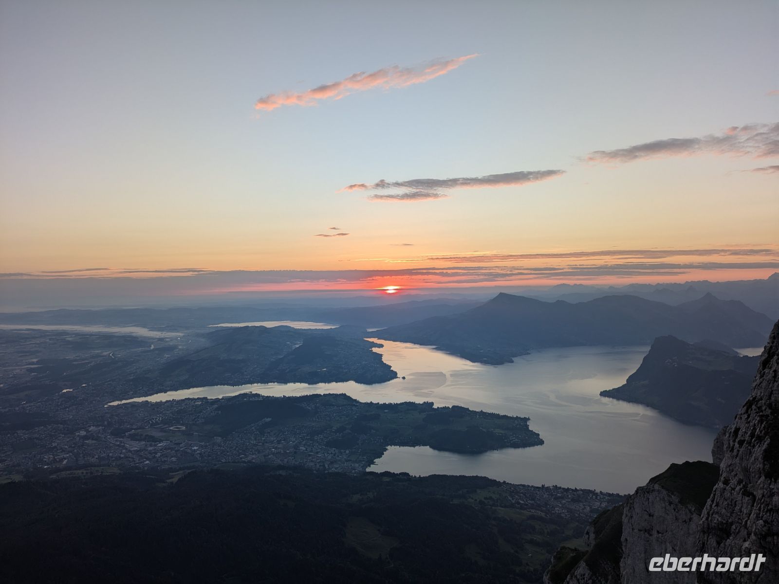 traumhafter Sonnenaufgang, Blick aus dem Hotelfenster über den Vierwaldstätter See.jpg &ndash; &copy;  (Eberhardt TRAVEL)