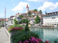 Aare und Schlosskirche, Thun, Schweiz &ndash; &copy; Saskia Pinnow (Eberhardt TRAVEL)