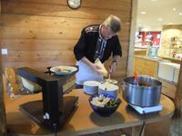 Der Chef bereitet Raclette
