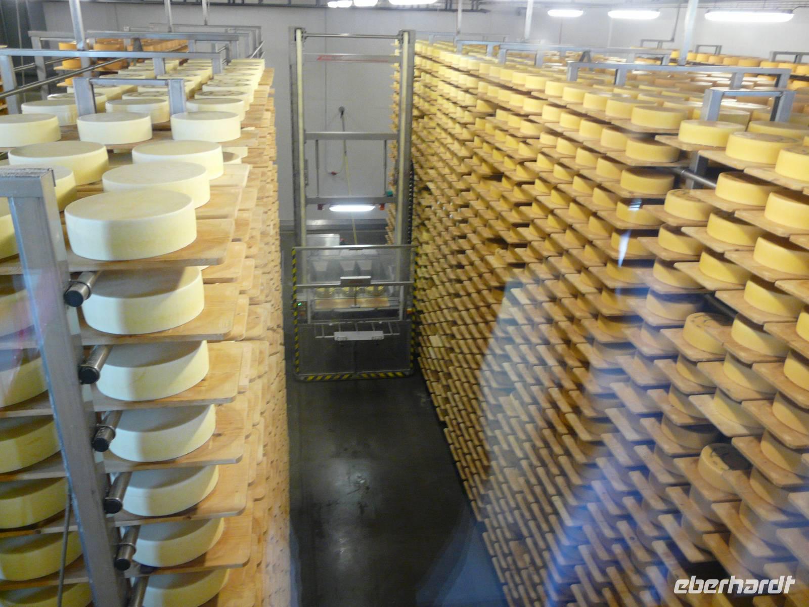 und natürlich die Regale, in denen der Käse reift
