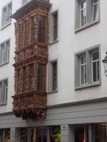 einige Erker sind holzgeschnitzt