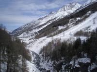 Fahrt mit dem Pendelzug von Zermatt nach Täsch (Blick auf Täsch)