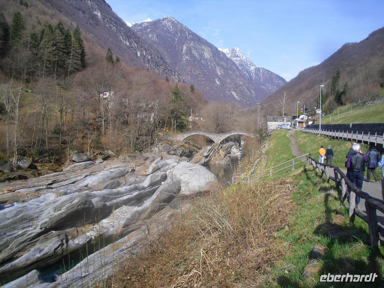 Steinbogenbrücke Ponte dei Salti im Val Verzasca