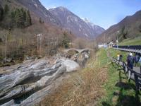 Steinbogenbrücke Ponte dei Salti im Val Verzasca