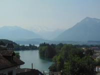Blick vom Schloss Thun auf Ort Thun und die Aare und Jungfrau-Mönch-Eiger