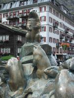 Der Murmeltierbrunnen in Zermatt