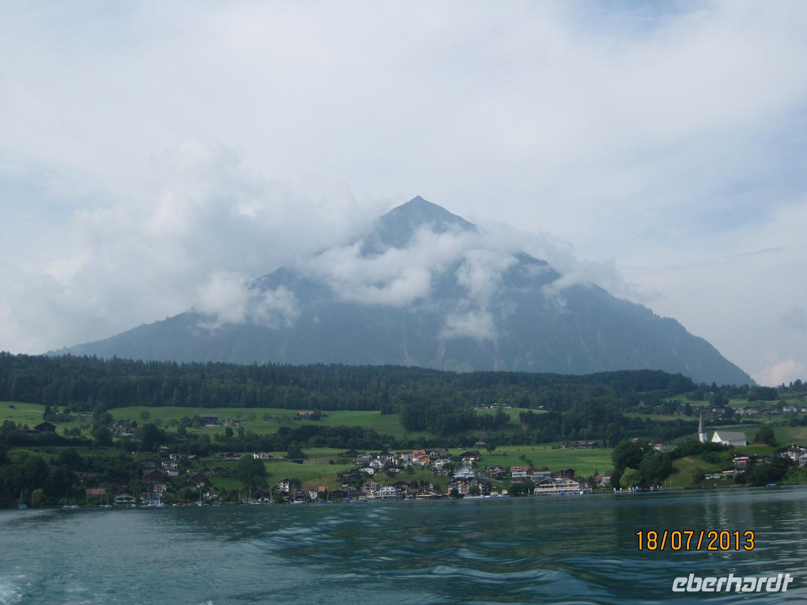 IMG_3574 Mit dem Schiff Thun Stadt auf dem Thunersee unterwegs - der Niesen