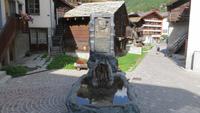 0349 Zermatt - Gedenkbrunnen für Ulrich Inderbinen