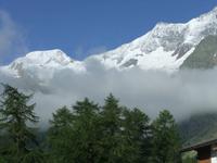 Am Morgen zeigen sich in Saas Fee die Berge über den Wolken