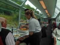 im Glacier Express bei Mittagessen 