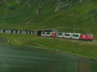 am Oberalppass im Glacier Express mit Blick auf einen entgegenkommenden Glacier 